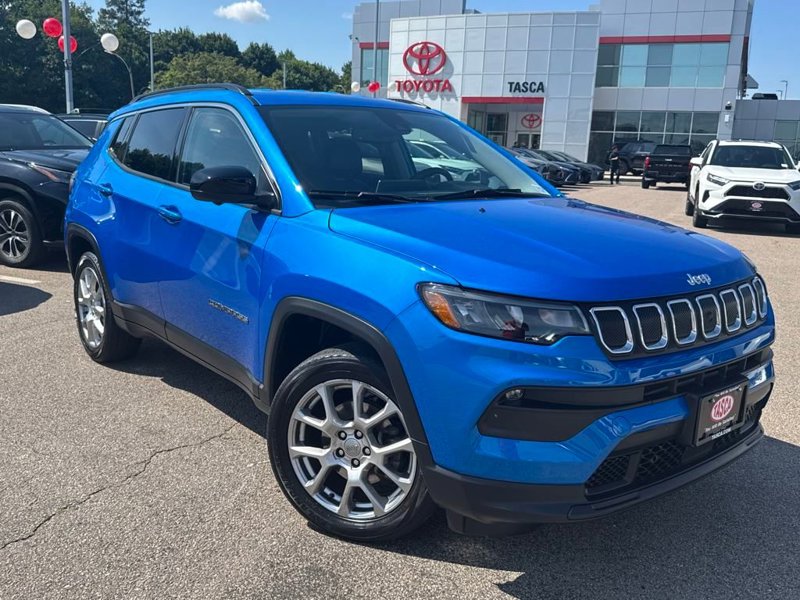 Used 2022 Jeep Compass Latitude image 1