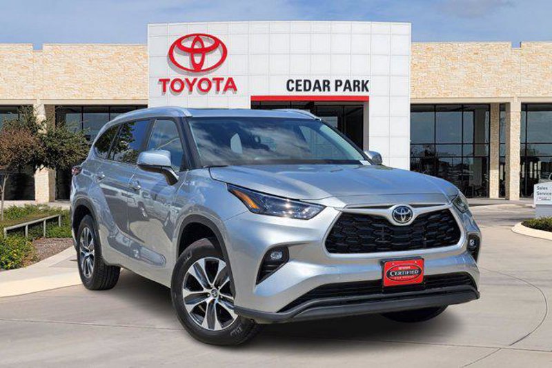 Certified 2025 Toyota Highlander XLE image 1
