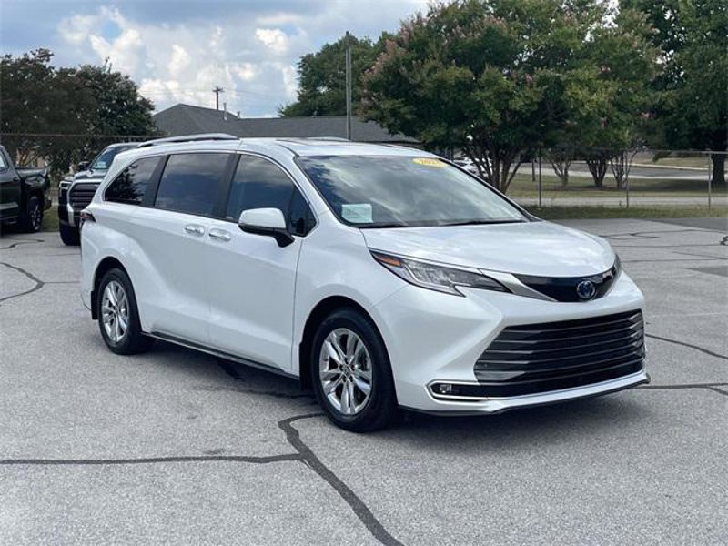 Certified 2023 Toyota Sienna Limited image 1