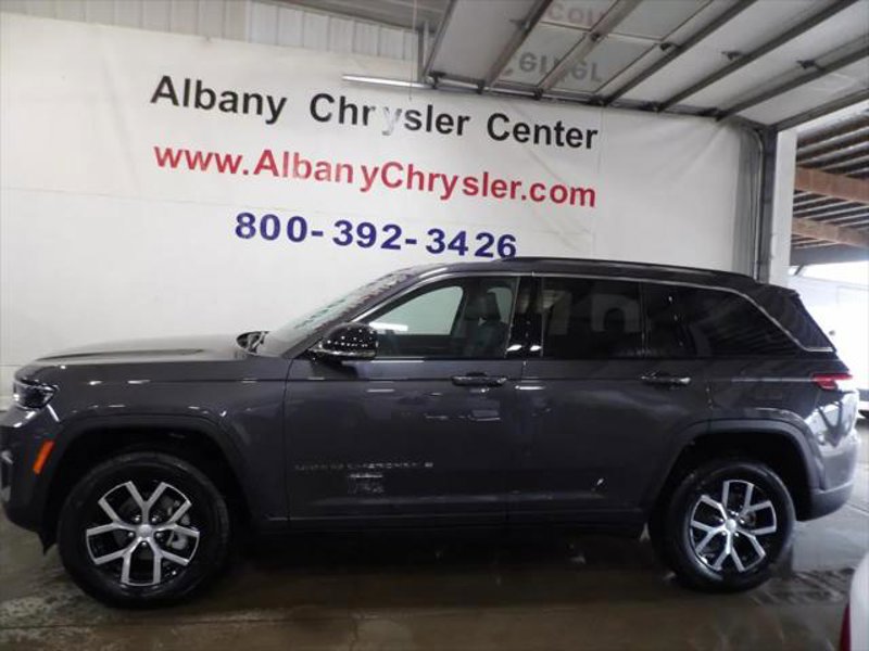 Certified 2023 Jeep Grand Cherokee Limited w/ Luxury Tech Group II image 1