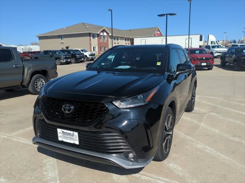 Certified 2021 Toyota Highlander XSE image 1