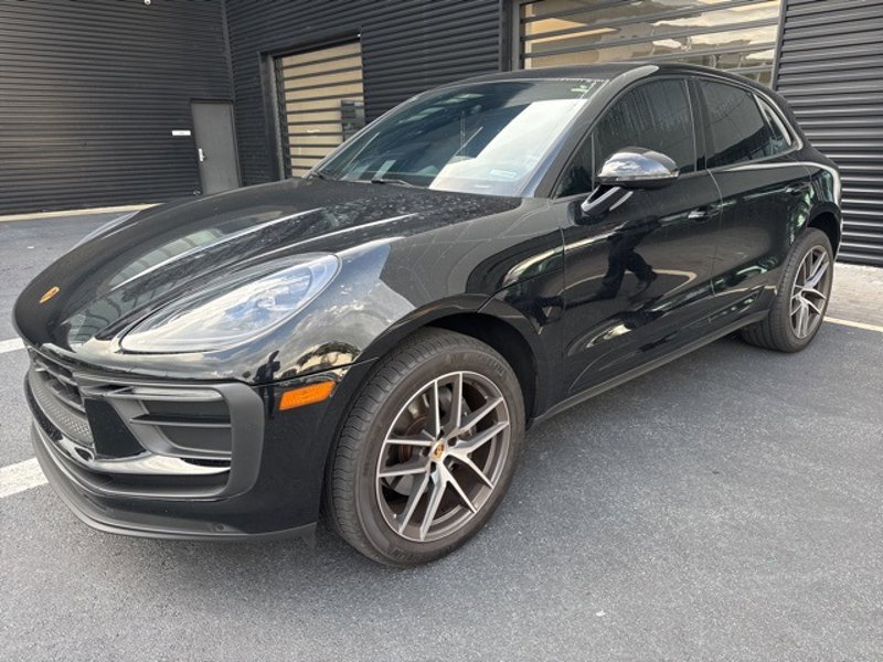 Certified 2023 Porsche Macan image 1