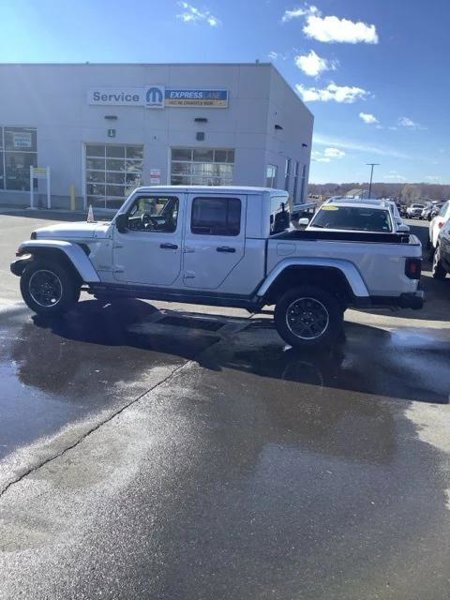 Certified 2023 Jeep Gladiator Overland image 1