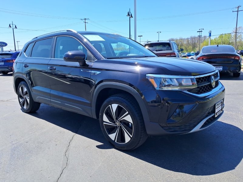 Certified 2024 Volkswagen Taos SE image 1