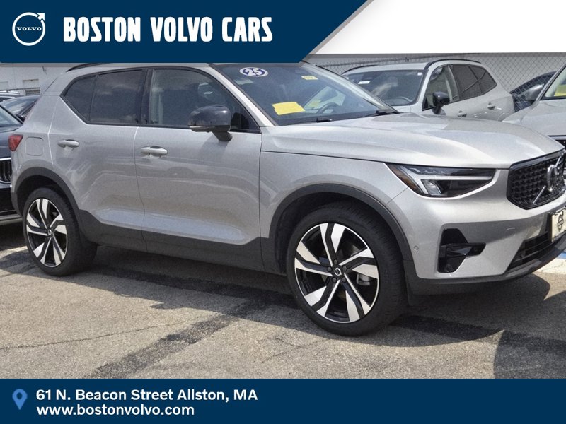 Certified 2025 Volvo XC40 B5 Plus image 1