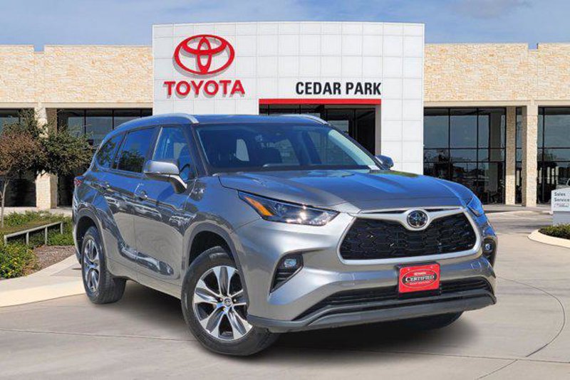 Certified 2025 Toyota Highlander XLE image 1