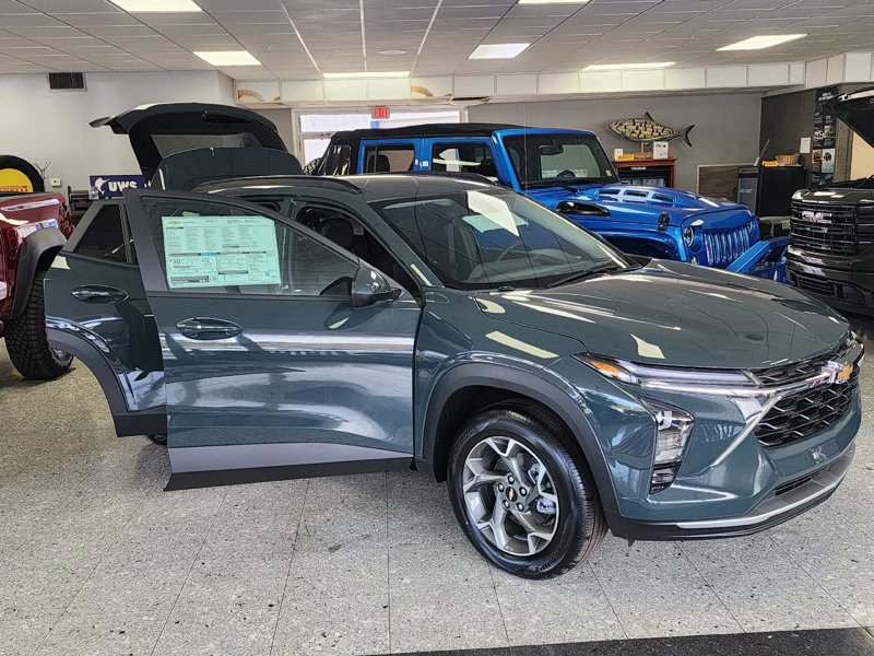 New 2025 Chevrolet Trax LT w/ Driver Confidence Package image 1