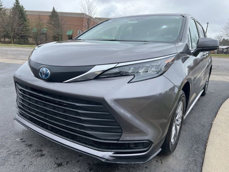 Used 2024 Toyota Sienna LE image 1