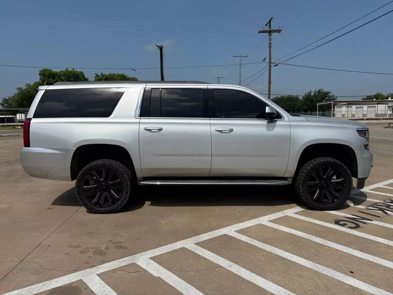 Used 2018 Chevrolet Suburban LT image 1