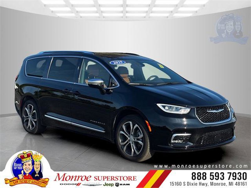 Certified 2025 Chrysler Pacifica Pinnacle w/ Trailer Tow Group image 1