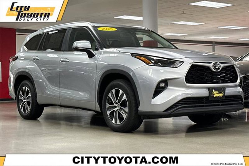 Certified 2025 Toyota Highlander XLE image 1