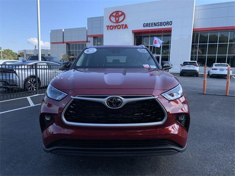 Certified 2025 Toyota Highlander XLE image 1
