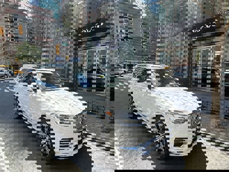 Certified 2023 Volvo XC90 B6 Ultimate w/ Lounge Package image 1