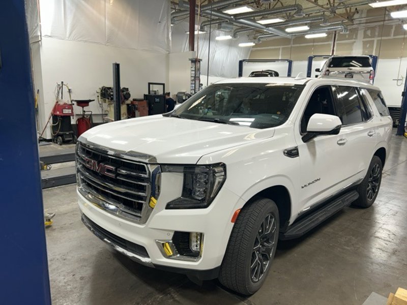 Used 2024 GMC Yukon SLT w/ SLT Premium Package image 1