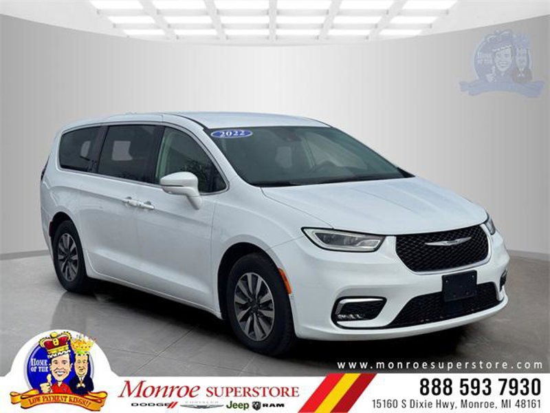Certified 2022 Chrysler Pacifica Touring-L w/ Uconnect Theater Family Group image 1