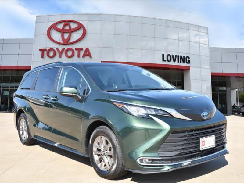 Certified 2023 Toyota Sienna XLE image 1