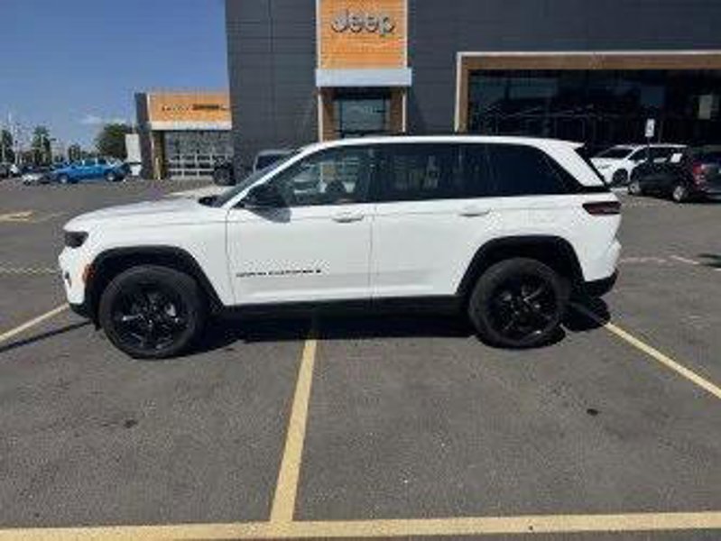Certified 2024 Jeep Grand Cherokee Altitude image 1