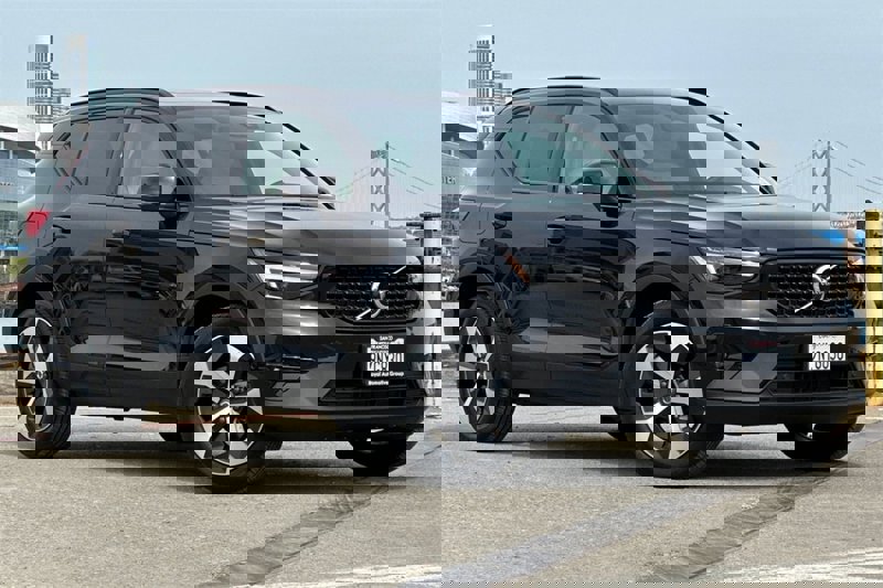 Certified 2025 Volvo XC40 B5 Plus w/ Protection Package Premier image 1