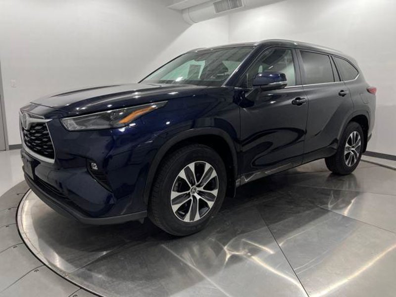 Certified 2023 Toyota Highlander XLE image 1