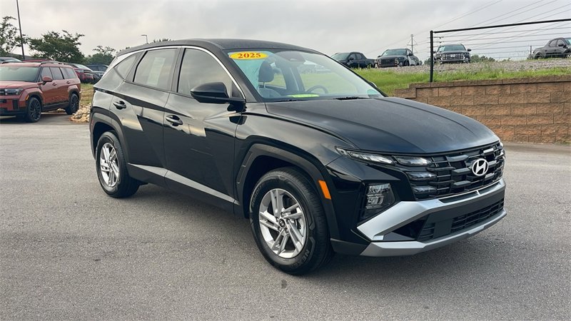 Certified 2025 Hyundai Tucson SE image 1