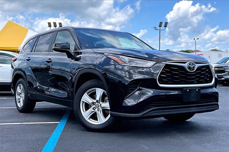 Certified 2023 Toyota Highlander L image 1
