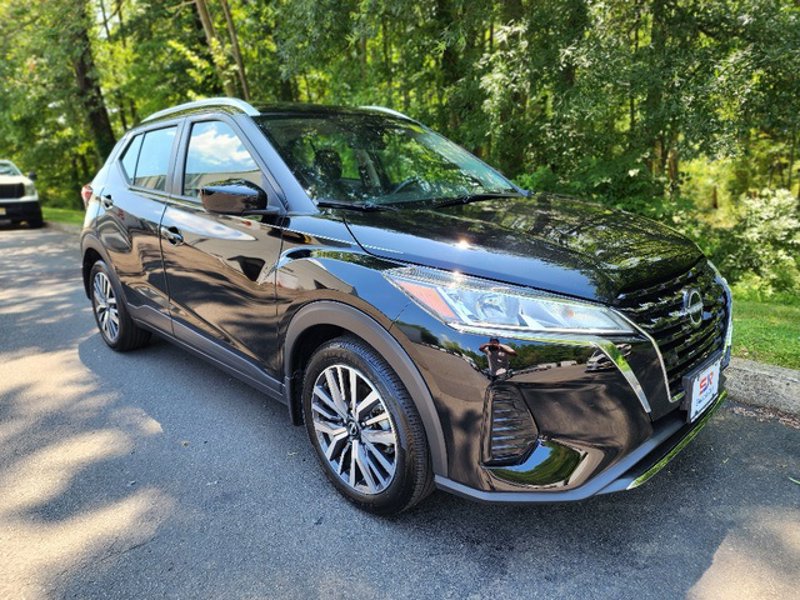 Certified 2023 Nissan Kicks SV image 1