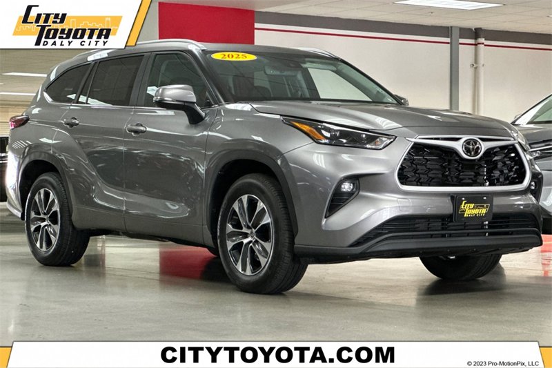 Certified 2025 Toyota Highlander XLE image 1