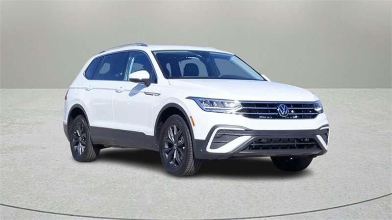 Certified 2024 Volkswagen Tiguan SE image 1