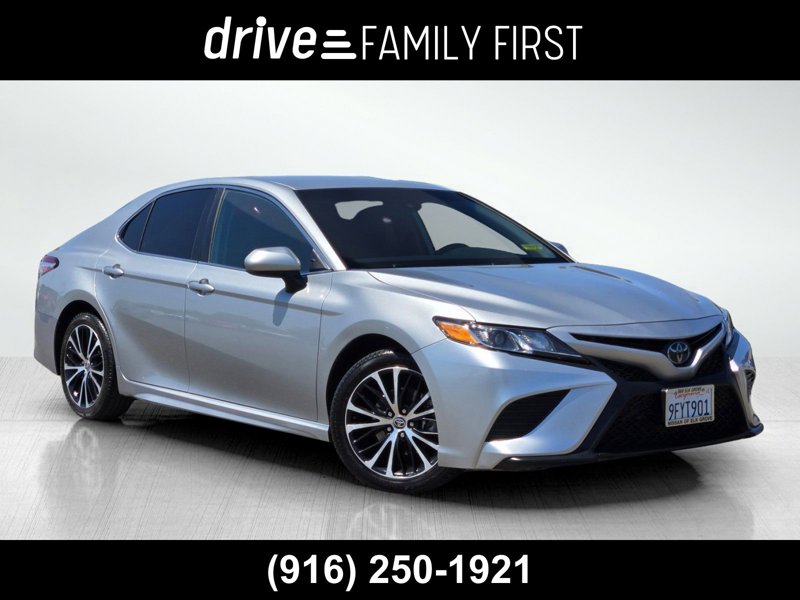 Used 2020 Toyota Camry SE image 1