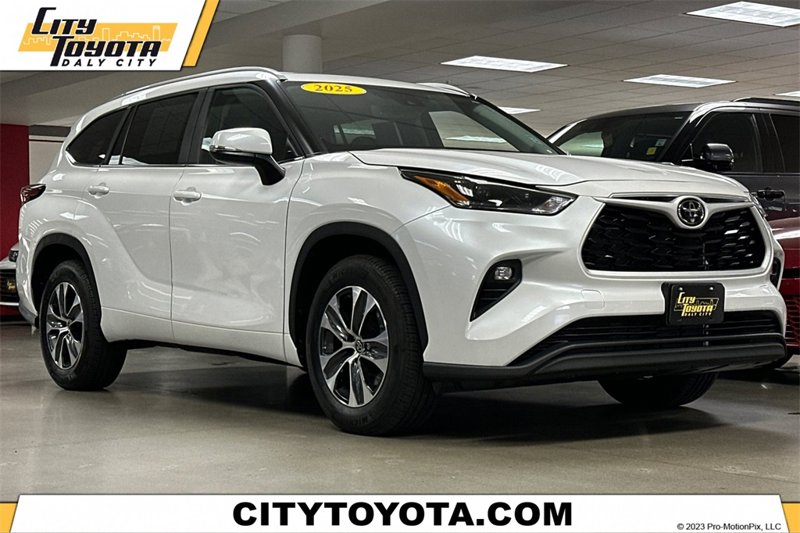 Certified 2025 Toyota Highlander XLE image 1