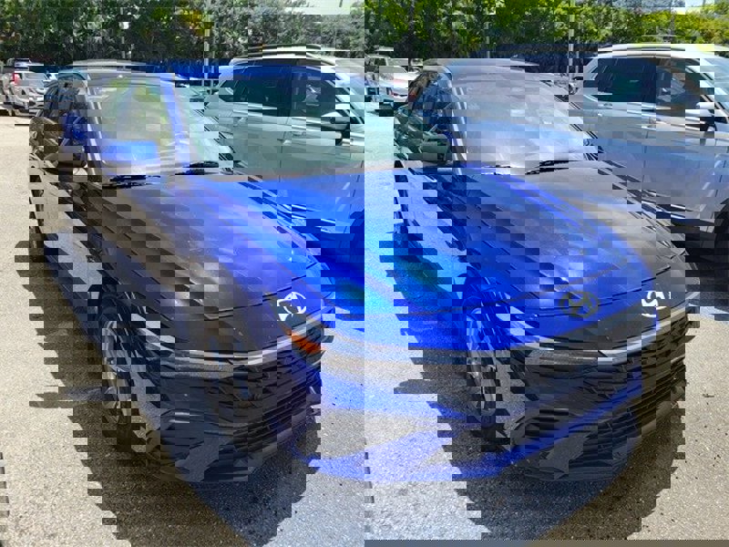 Certified 2024 Hyundai Elantra SE image 1