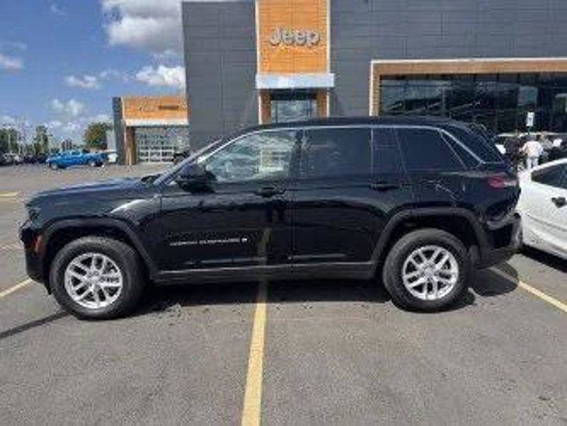 Certified 2024 Jeep Grand Cherokee Laredo X image 1