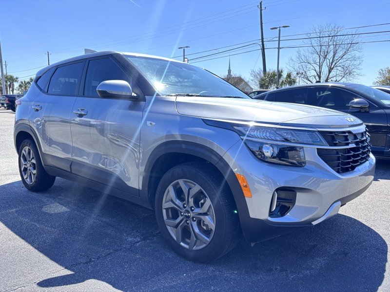 Certified 2024 Kia Seltos LX image 1