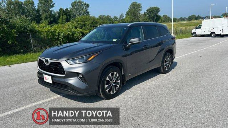 Certified 2025 Toyota Highlander XLE image 1