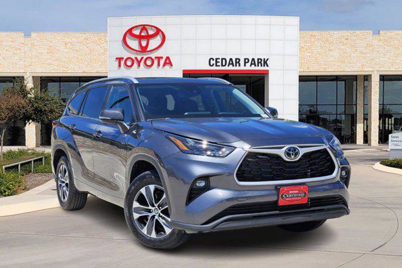 Certified 2025 Toyota Highlander XLE image 1