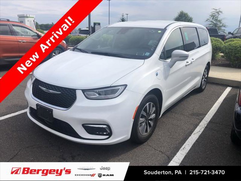 Certified 2022 Chrysler Pacifica Touring-L w/ Uconnect Theater Family Group image 1