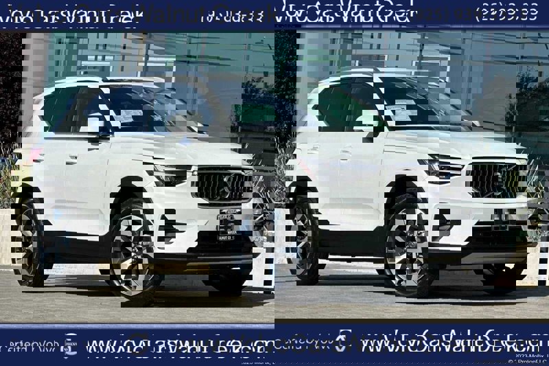 Certified 2025 Volvo XC40 B5 Plus image 1