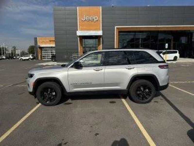 Certified 2024 Jeep Grand Cherokee Altitude image 1
