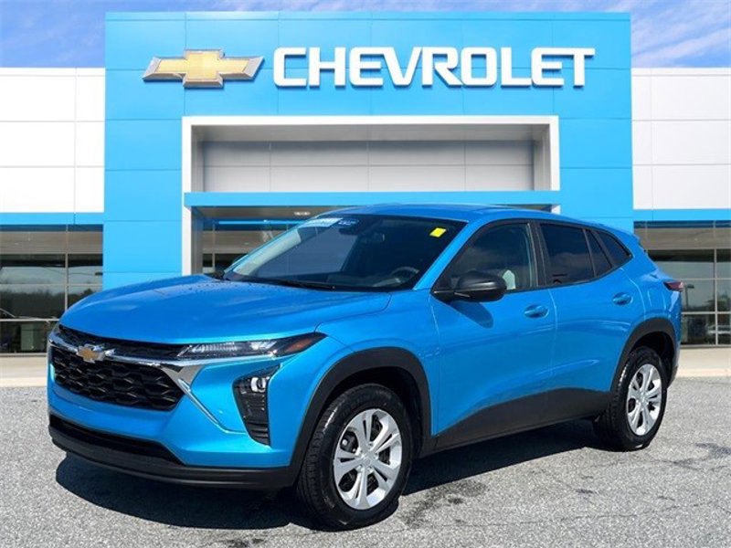 Certified 2025 Chevrolet Trax LS image 1