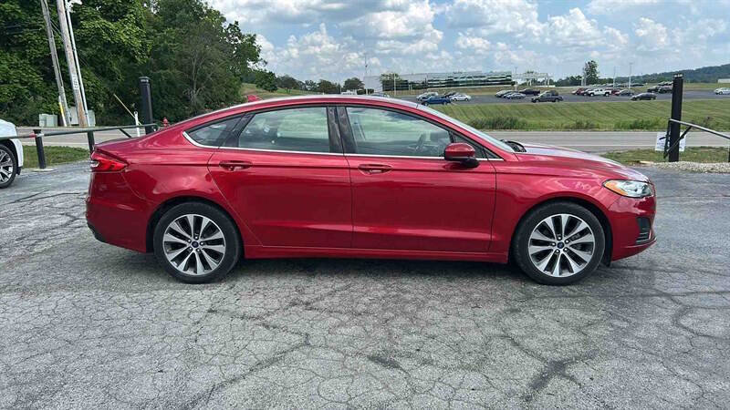 Used 2020 Ford Fusion SE image 1
