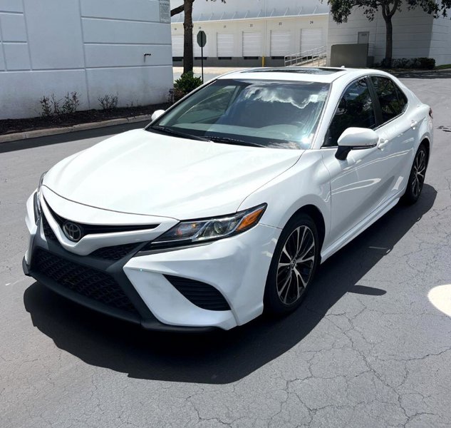 Used 2020 Toyota Camry SE image 1
