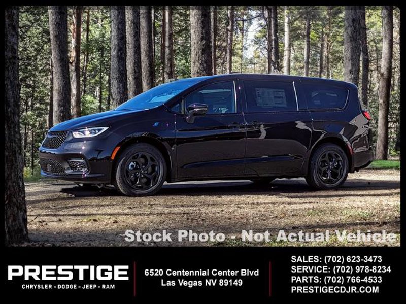 New 2025 Chrysler Pacifica Pinnacle w/ Trailer Tow Group image 1