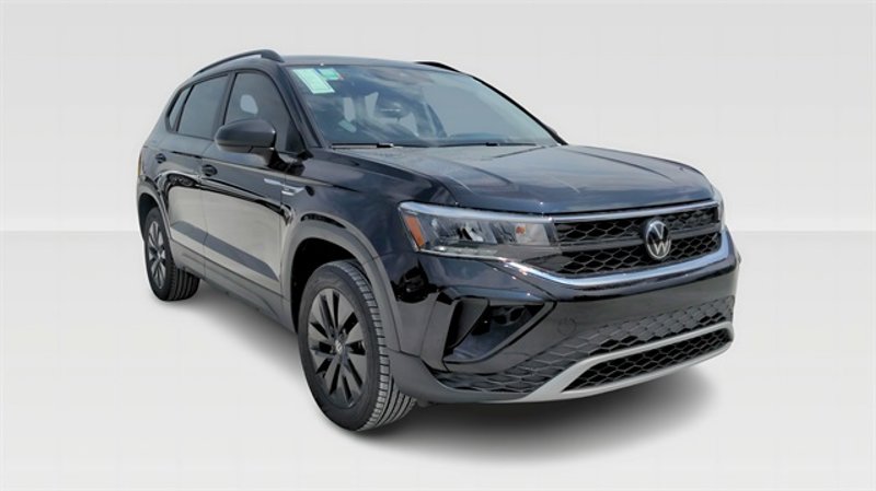 Certified 2024 Volkswagen Taos SE image 1