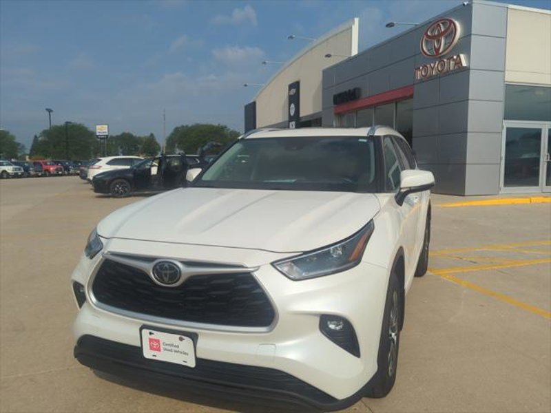 Certified 2021 Toyota Highlander XLE image 1