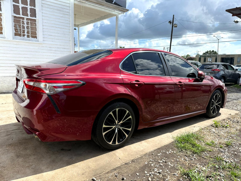 Used 2018 Toyota Camry SE image 1