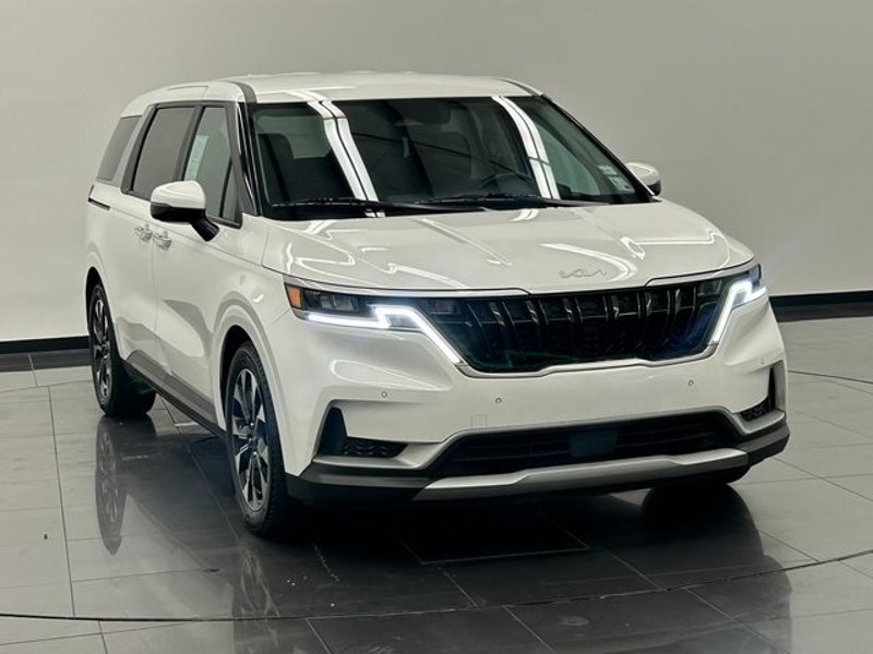 Certified 2024 Kia Carnival EX image 1