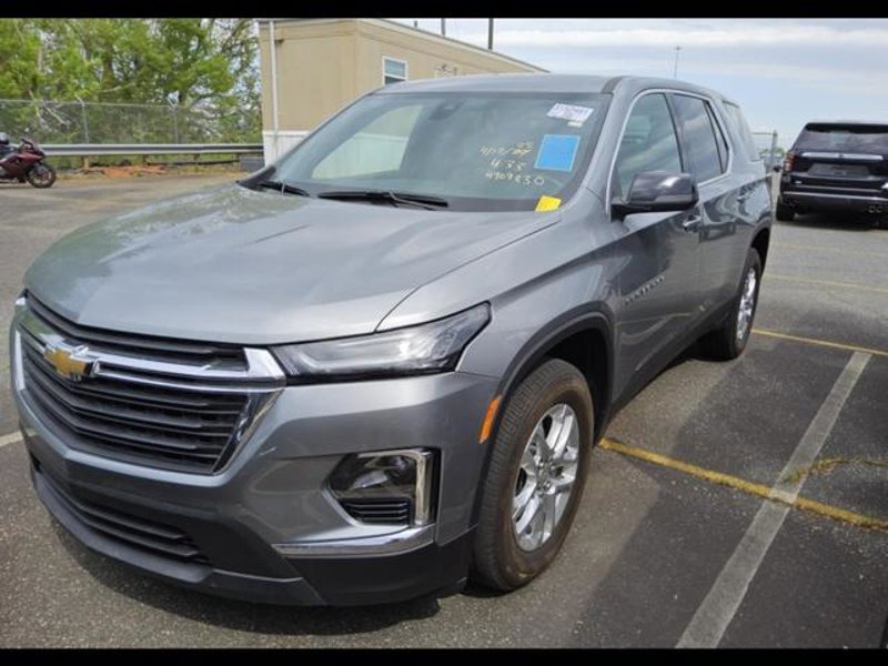 Used 2023 Chevrolet Traverse LS image 1