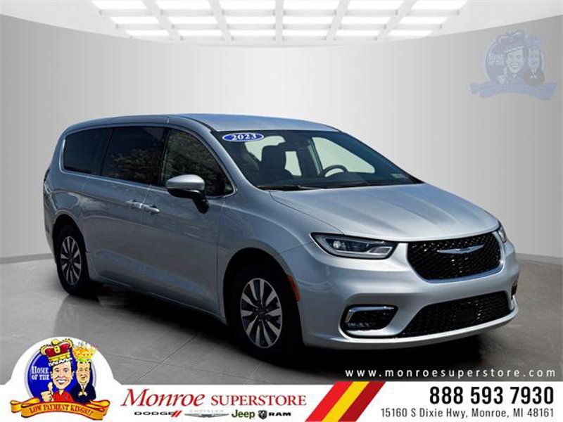 Certified 2023 Chrysler Pacifica Touring-L image 1