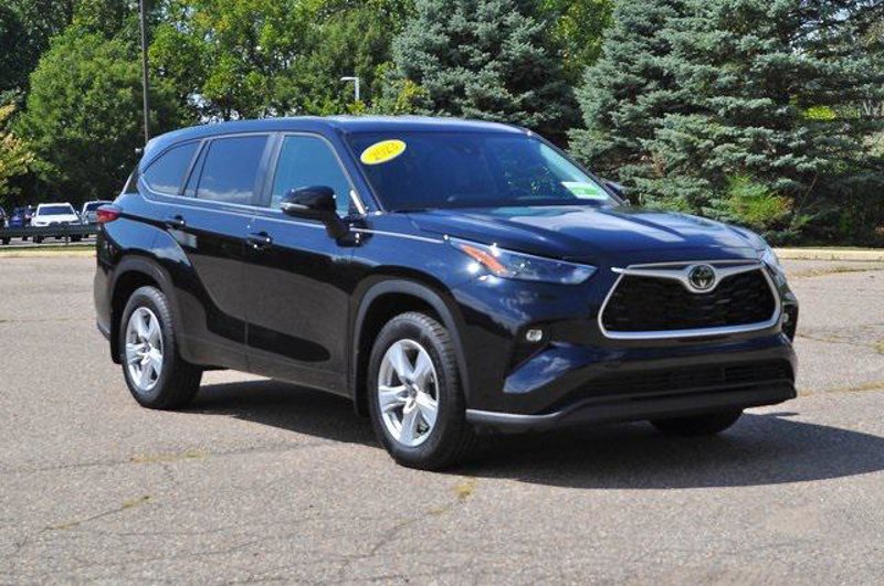 Certified 2023 Toyota Highlander LE image 1