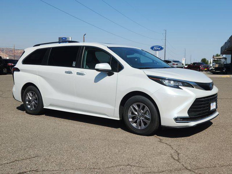 Certified 2023 Toyota Sienna XLE image 1